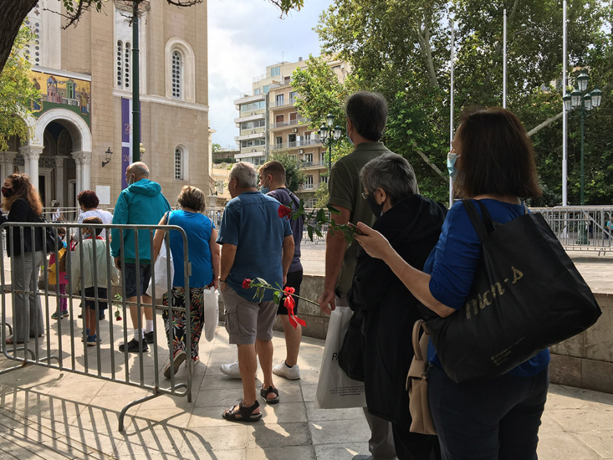 Βαθιά υπόκλιση στον Μίκη Θεοδωράκη: Πλήθος κόσμου συρρέει στη Μητρόπολη Αθηνών