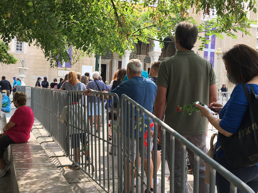 Βαθιά υπόκλιση στον Μίκη Θεοδωράκη: Πλήθος κόσμου συρρέει στη Μητρόπολη Αθηνών