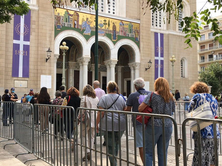 Βαθιά υπόκλιση στον Μίκη Θεοδωράκη: Πλήθος κόσμου συρρέει στη Μητρόπολη Αθηνών