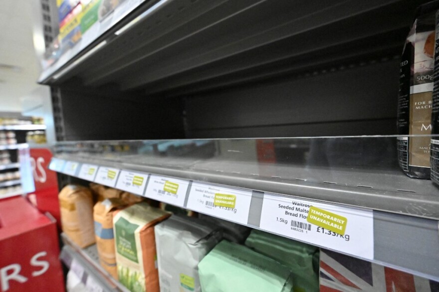 Αγγλία: Χαμός με τα άδεια ράφια σε σούπερ μάρκετ και μαγαζιά