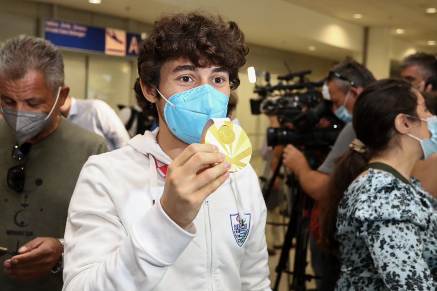 Παραολυμπιακοί Αγώνες: Θερμή υποδοχή στον «χρυσό» Νάσο Γκαβέλα - Η συγκινητική αγκαλιά με τον πατέρα του 