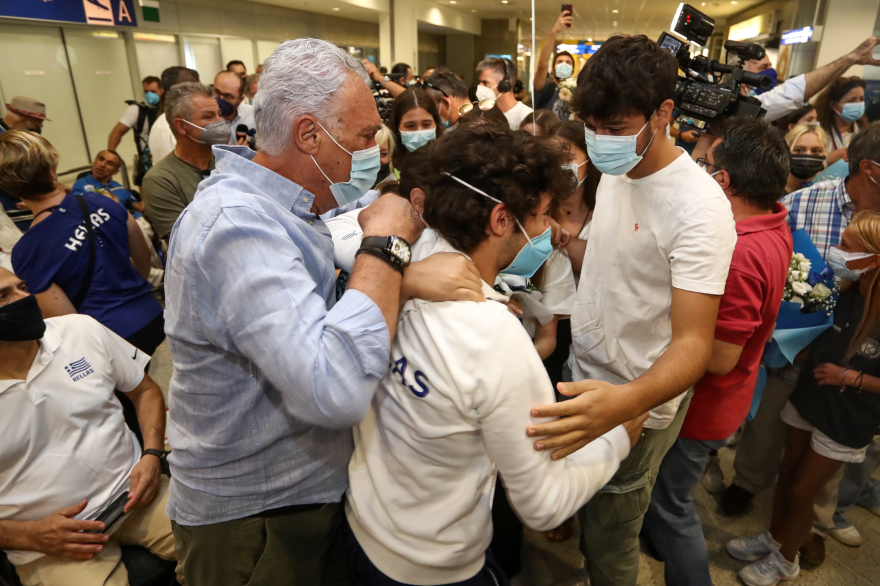 Παραολυμπιακοί Αγώνες: Θερμή υποδοχή στον «χρυσό» Νάσο Γκαβέλα - Η συγκινητική αγκαλιά με τον πατέρα του 