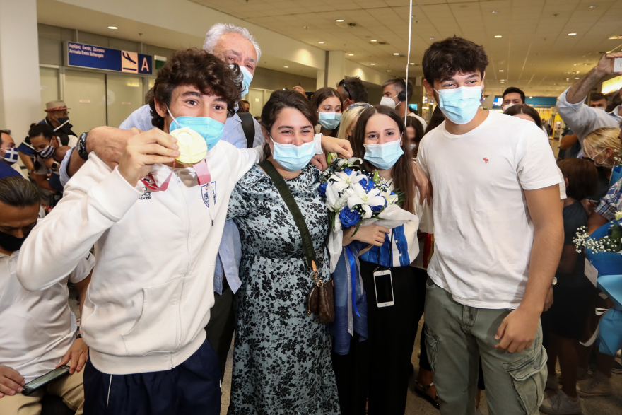 Παραολυμπιακοί Αγώνες: Θερμή υποδοχή στον «χρυσό» Νάσο Γκαβέλα - Η συγκινητική αγκαλιά με τον πατέρα του 