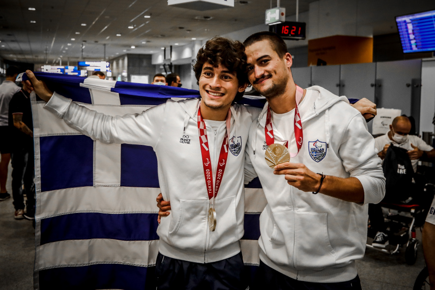 Παραολυμπιακοί Αγώνες: Θερμή υποδοχή στον «χρυσό» Νάσο Γκαβέλα - Η συγκινητική αγκαλιά με τον πατέρα του 