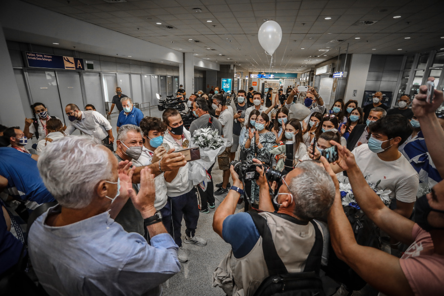 Παραολυμπιακοί Αγώνες: Θερμή υποδοχή στον «χρυσό» Νάσο Γκαβέλα - Η συγκινητική αγκαλιά με τον πατέρα του 