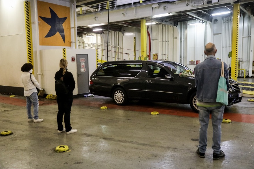 Μίκης Θεοδωράκης: Η φιλαρμονική του δήμου Πειραιά και πλήθος κόσμου τον αποχαιρέτησαν στο λιμάνι 