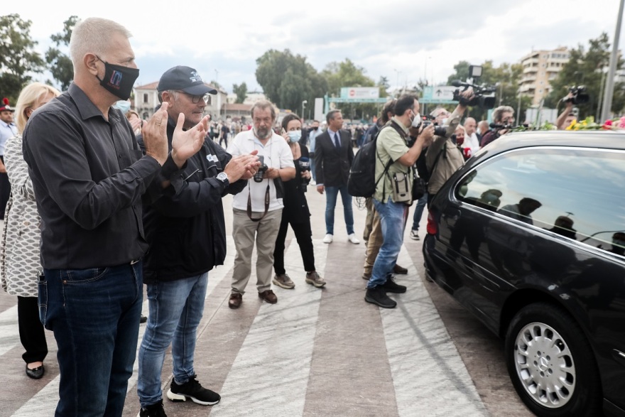 Μίκης Θεοδωράκης: Η φιλαρμονική του δήμου Πειραιά και πλήθος κόσμου τον αποχαιρέτησαν στο λιμάνι 