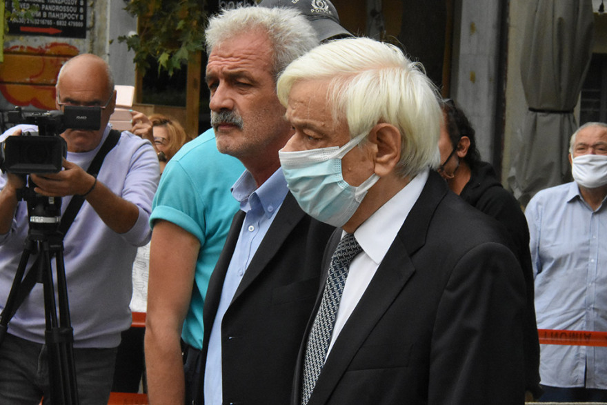 Βαθιά υπόκλιση στον Μίκη Θεοδωράκη: Πλήθος κόσμου συρρέει στη Μητρόπολη Αθηνών