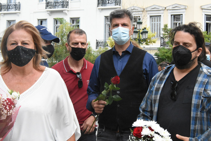 Βαθιά υπόκλιση στον Μίκη Θεοδωράκη: Πλήθος κόσμου συρρέει στη Μητρόπολη Αθηνών