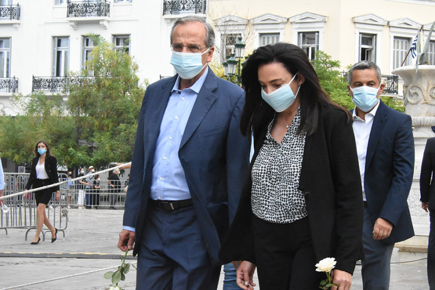 Βαθιά υπόκλιση στον Μίκη Θεοδωράκη: Πλήθος κόσμου συρρέει στη Μητρόπολη Αθηνών