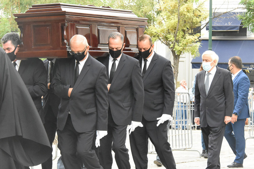 Βαθιά υπόκλιση στον Μίκη Θεοδωράκη: Πλήθος κόσμου συρρέει στη Μητρόπολη Αθηνών