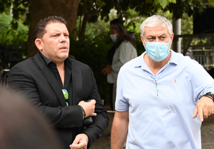 Βαθιά υπόκλιση στον Μίκη Θεοδωράκη: Πλήθος κόσμου συρρέει στη Μητρόπολη Αθηνών