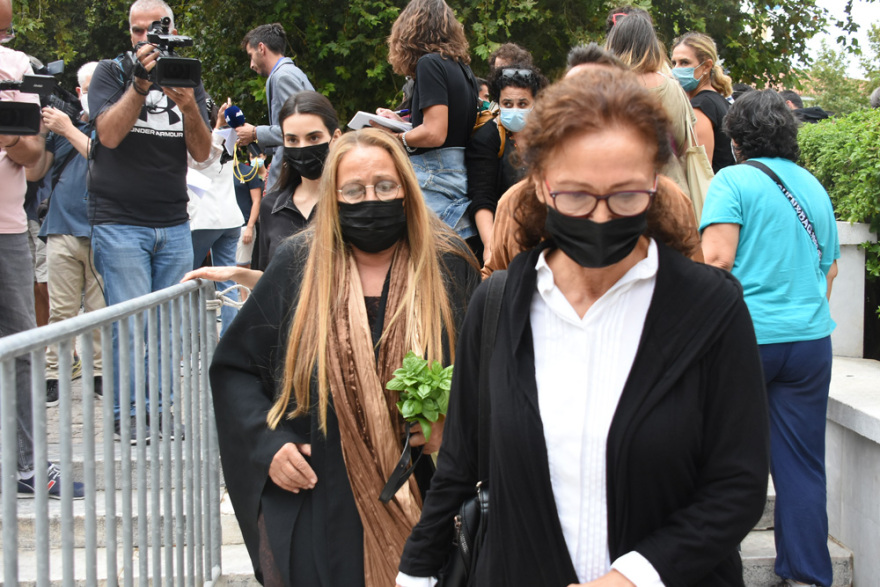 Βαθιά υπόκλιση στον Μίκη Θεοδωράκη: Πλήθος κόσμου συρρέει στη Μητρόπολη Αθηνών