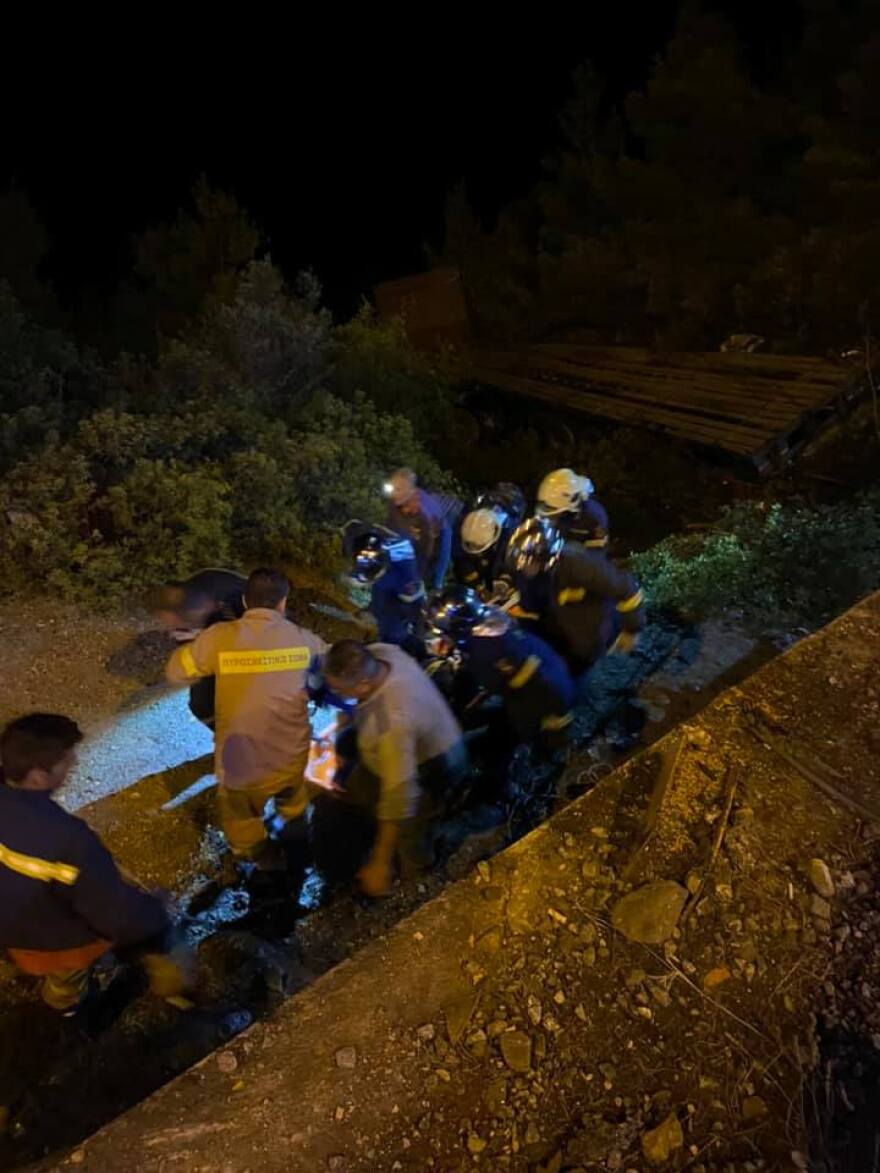 Χαλκιδική: Νταλίκα έπεσε σε γκρεμό