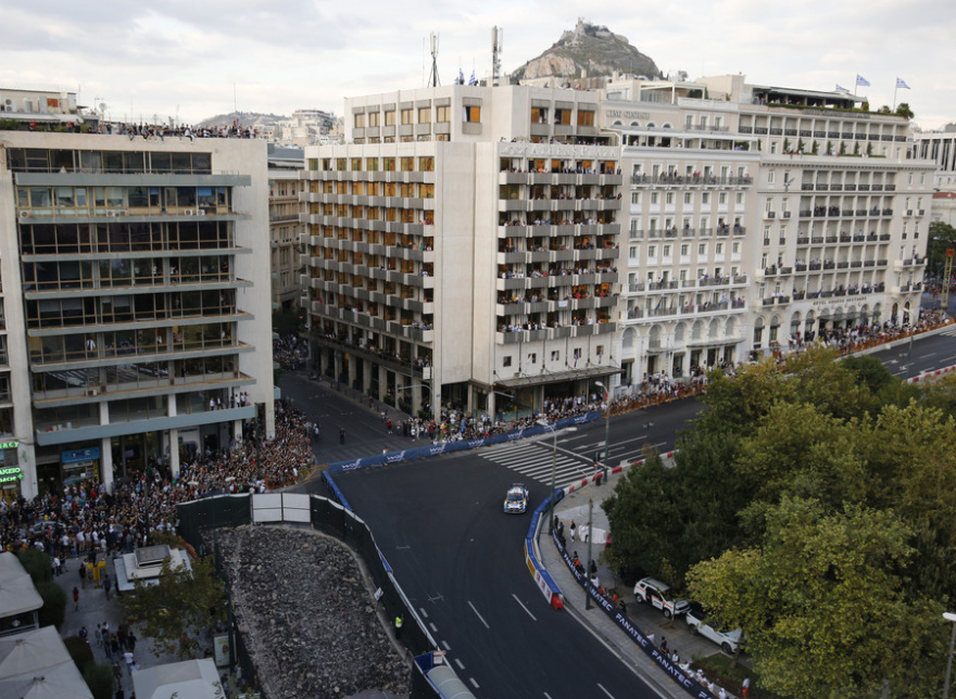 EKO Ράλι Ακρόπολις: Από αύριο η «μάχη» στα ελληνικά βουνά - Βίντεο και φωτογραφίες από την υπερειδική στο Σύνταγμα