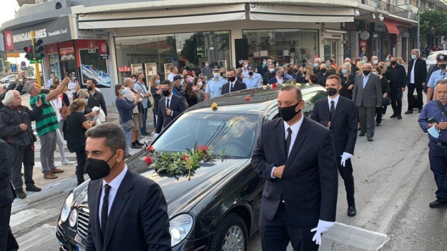 Μίκης Θεοδωράκης: Η κρητική γη τον υποδέχεται - Έφτασε στα Χανιά η σορός του -«Αθάνατος» φώναζε ο κόσμος 