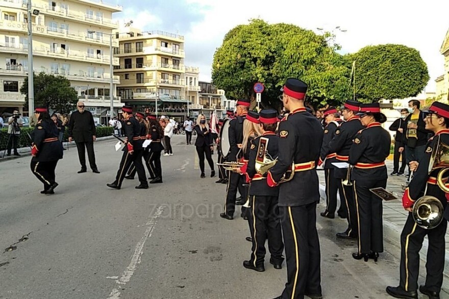 Μίκης Θεοδωράκης: Η κρητική γη τον υποδέχεται - Έφτασε στα Χανιά η σορός του -«Αθάνατος» φώναζε ο κόσμος 