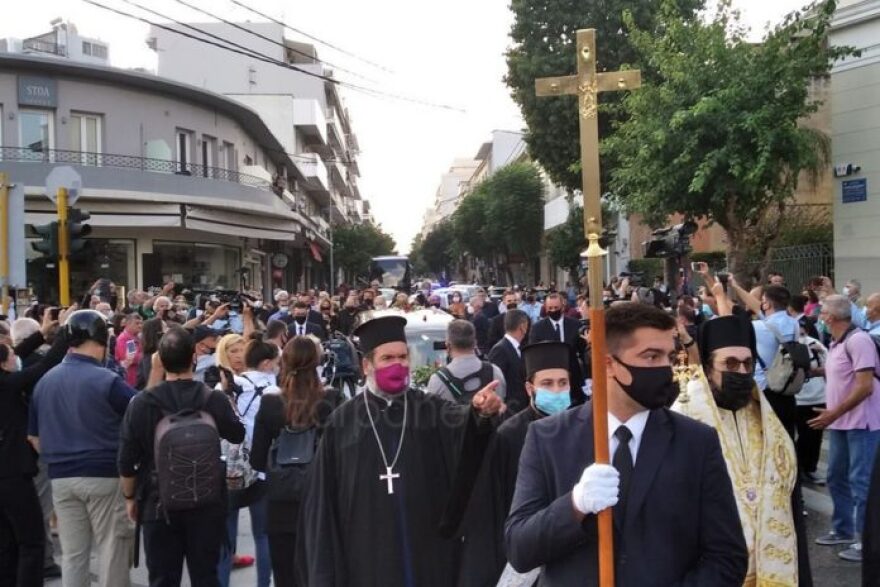 Μίκης Θεοδωράκης: Η κρητική γη τον υποδέχεται - Έφτασε στα Χανιά η σορός του -«Αθάνατος» φώναζε ο κόσμος 