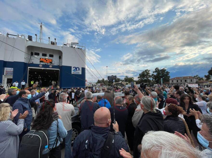 Μίκης Θεοδωράκης: Η κρητική γη τον υποδέχεται - Έφτασε στα Χανιά η σορός του -«Αθάνατος» φώναζε ο κόσμος 