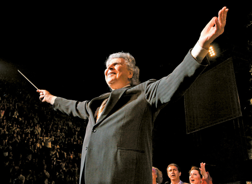 Μίκης Θεοδωράκης: Ο μαέστρος που μάγευε στις γειτονιές τα πλήθη 