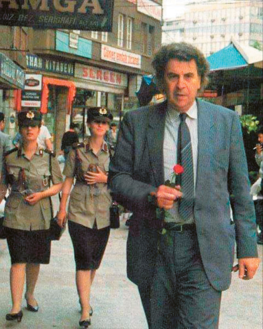 Μίκης Θεοδωράκης: Ο μαέστρος που μάγευε στις γειτονιές τα πλήθη 