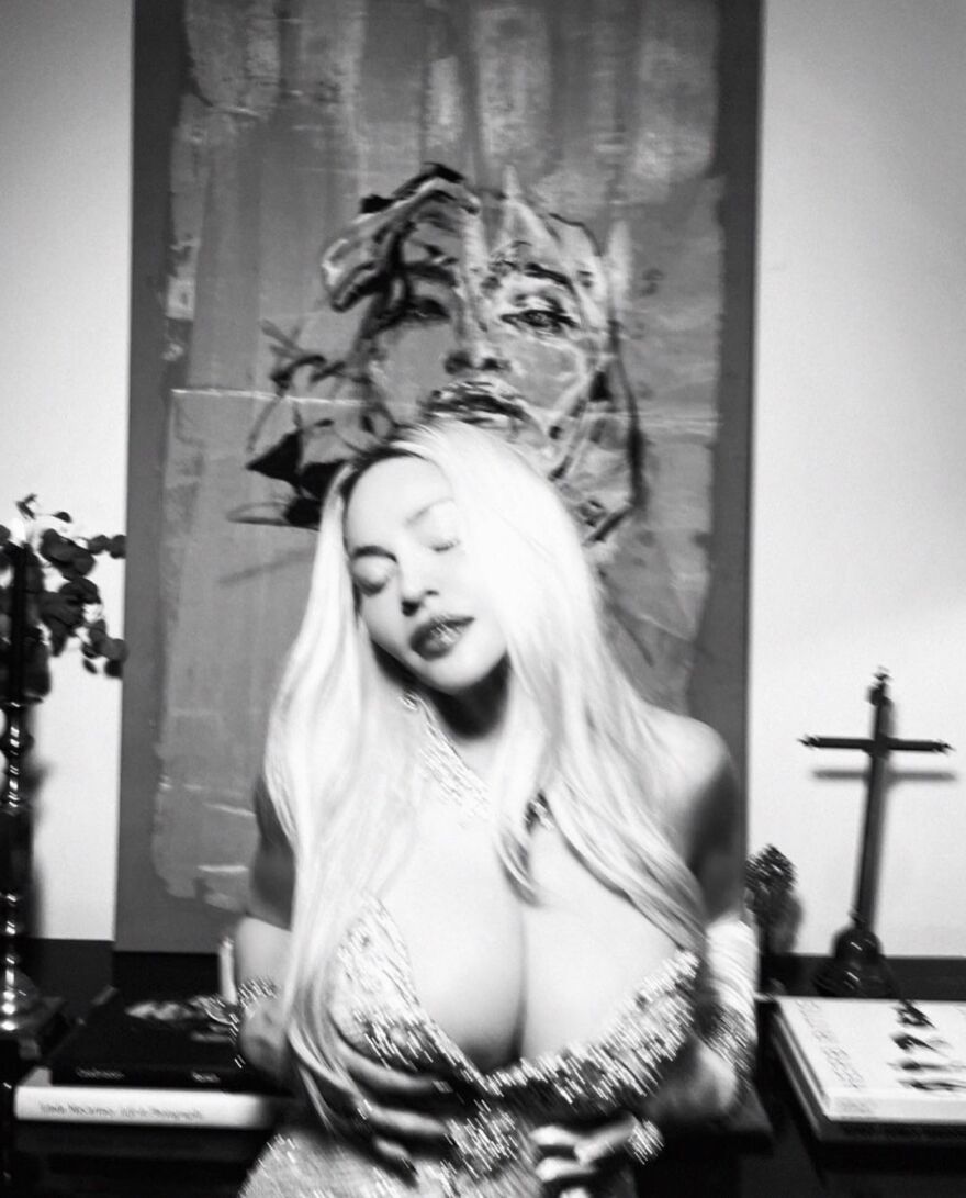 Μαντόνα: Η 63χρονη «βασίλισσα της ποπ» ποζάρει τόπλες - Δείτε φωτογραφίες