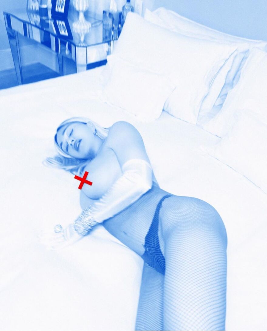 Μαντόνα: Η 63χρονη «βασίλισσα της ποπ» ποζάρει τόπλες - Δείτε φωτογραφίες