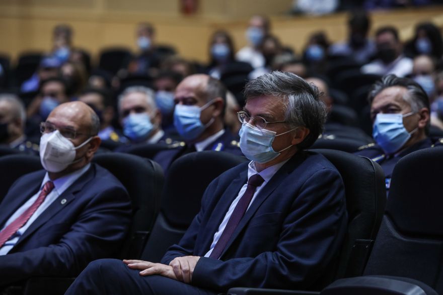 Πολιτική Προστασία: Συγκινημένος ο Χαρδαλιάς, παρέδωσε στον Στυλιανίδη (Φωτογραφίες)