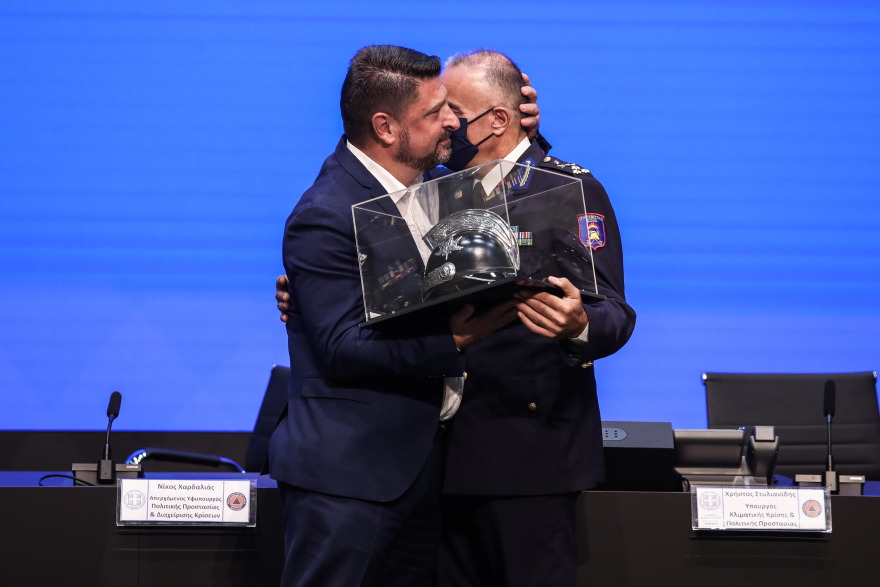 Πολιτική Προστασία: Συγκινημένος ο Χαρδαλιάς, παρέδωσε στον Στυλιανίδη (Φωτογραφίες)