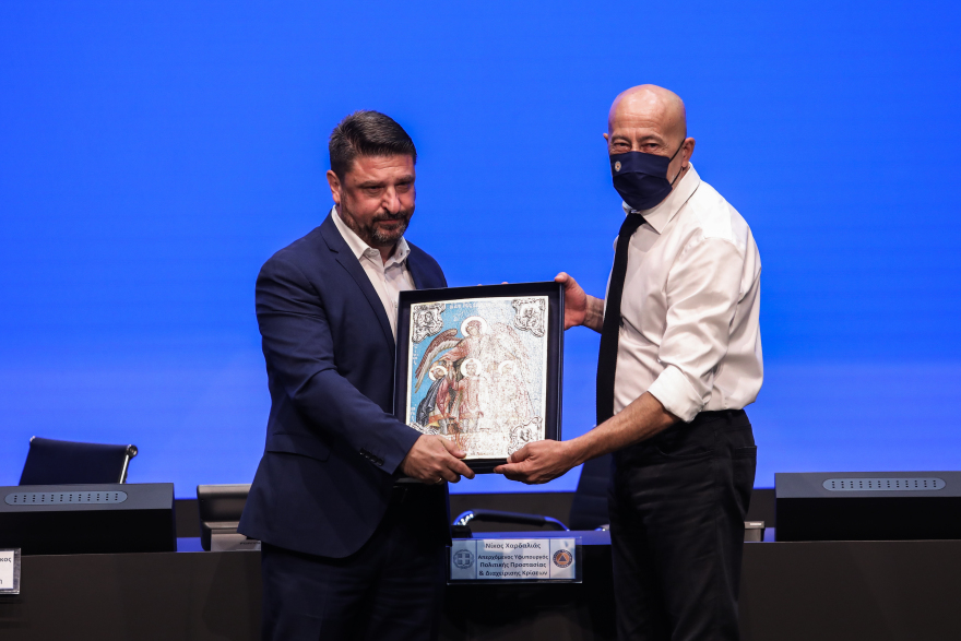 Πολιτική Προστασία: Συγκινημένος ο Χαρδαλιάς, παρέδωσε στον Στυλιανίδη (Φωτογραφίες)