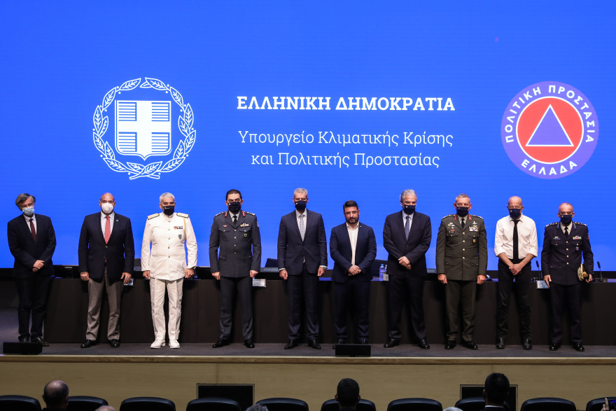 Πολιτική Προστασία: Συγκινημένος ο Χαρδαλιάς, παρέδωσε στον Στυλιανίδη (Φωτογραφίες)