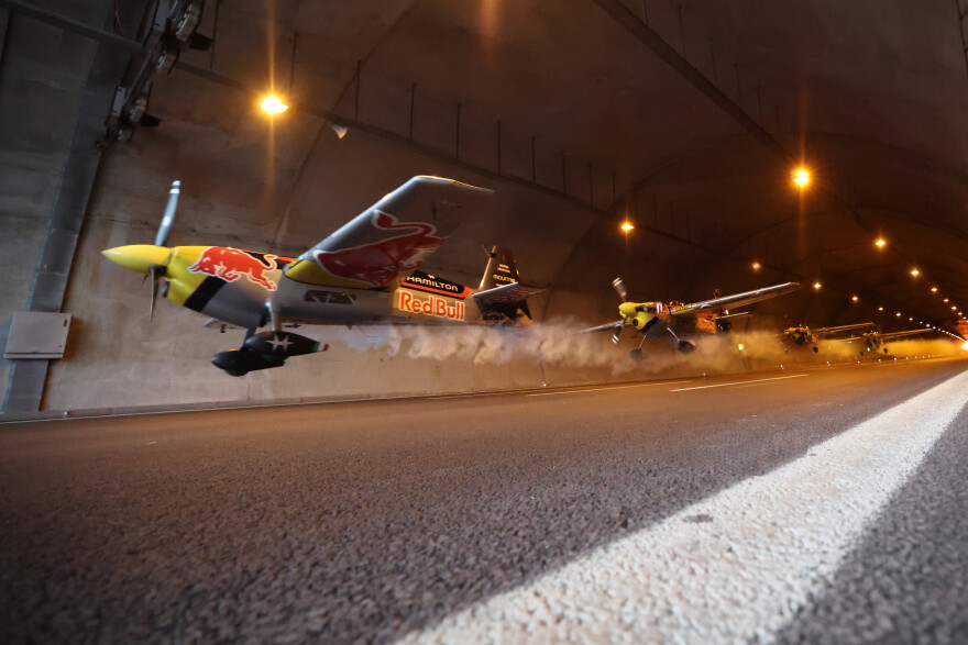 Πιλότος πέταξε μέσα σε τούνελ στην Κωνσταντινούπολη και πέτυχε ρεκόρ Γκίνες - Δείτε βίντεο