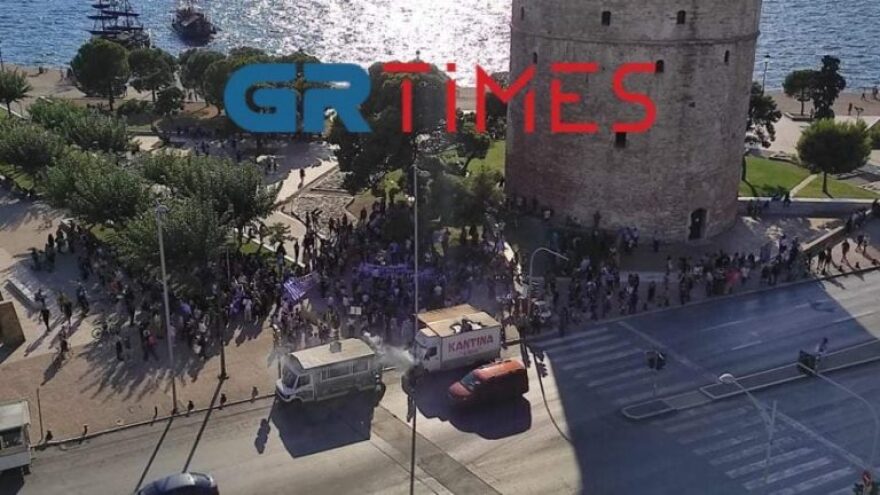 Θεσσαλονίκη: Επεισόδια στην πορεία των αντιεμβολιαστών - Έπεσαν μολότοφ και χημικά 