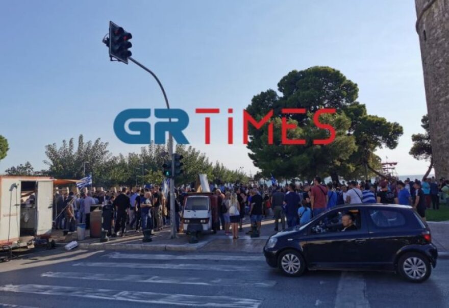 Θεσσαλονίκη: Επεισόδια στην πορεία των αντιεμβολιαστών - Έπεσαν μολότοφ και χημικά 