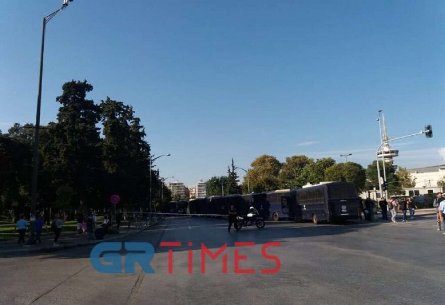 Θεσσαλονίκη: Επεισόδια στην πορεία των αντιεμβολιαστών - Έπεσαν μολότοφ και χημικά 