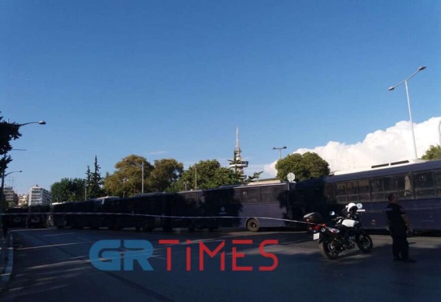 Θεσσαλονίκη: Επεισόδια στην πορεία των αντιεμβολιαστών - Έπεσαν μολότοφ και χημικά 