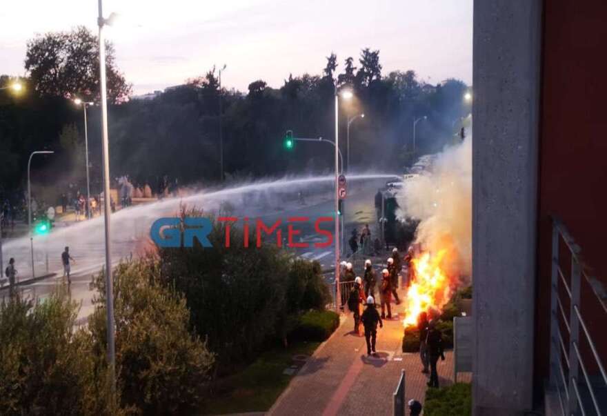 Θεσσαλονίκη: Επεισόδια στην πορεία των αντιεμβολιαστών - Έπεσαν μολότοφ και χημικά 