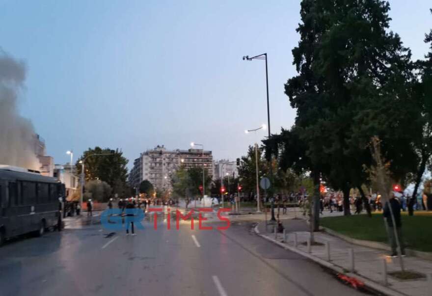 Θεσσαλονίκη: Επεισόδια στην πορεία των αντιεμβολιαστών - Έπεσαν μολότοφ και χημικά 