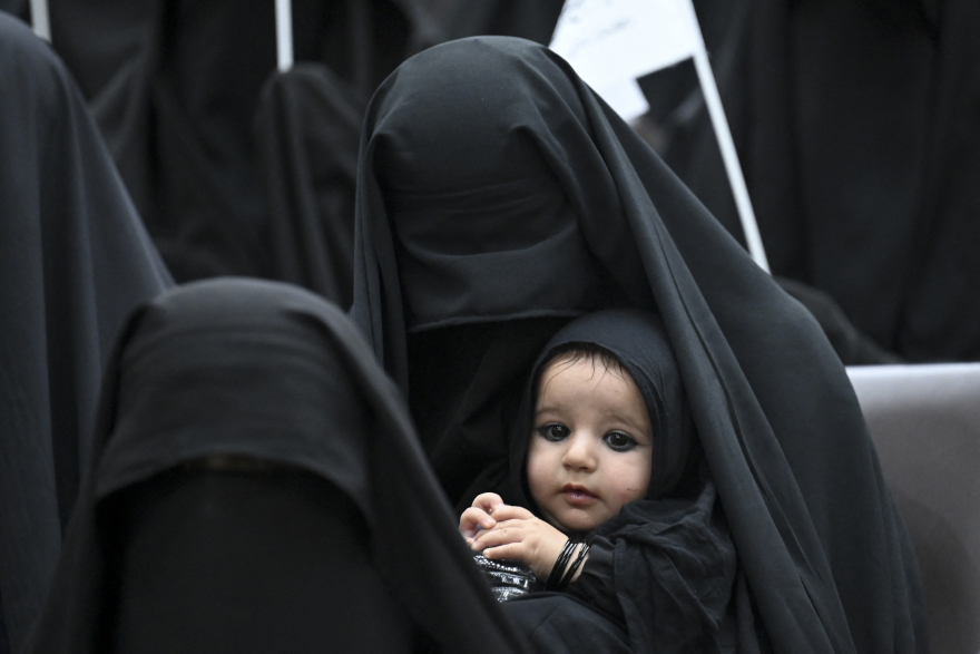 Αφγανιστάν: Με μπούρκες γυναίκες διαδήλωσαν υπερ των Ταλιμπάν στην Καμπούλ