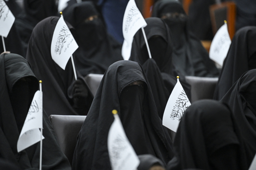 Αφγανιστάν: Με μπούρκες γυναίκες διαδήλωσαν υπερ των Ταλιμπάν στην Καμπούλ