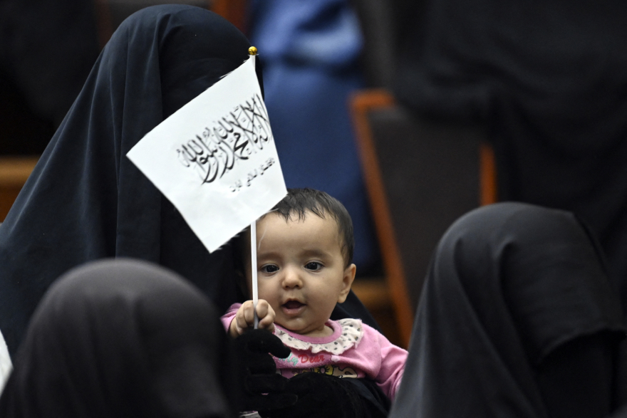 Αφγανιστάν: Με μπούρκες γυναίκες διαδήλωσαν υπερ των Ταλιμπάν στην Καμπούλ