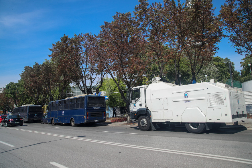 Θεσσαλονίκη: Επεισόδια στην πορεία των αντιεμβολιαστών - Έπεσαν μολότοφ και χημικά 