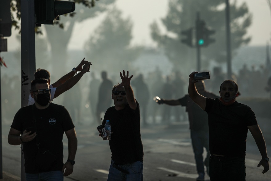 Θεσσαλονίκη: Επεισόδια στην πορεία των αντιεμβολιαστών - Έπεσαν μολότοφ και χημικά 