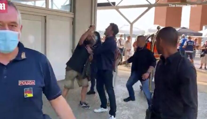 Η στιγμή που ο Μπέν Άφλεκ απομακρύνει θαυμαστή της Τζένιφερ Λόπεζ - Φωτογραφία 