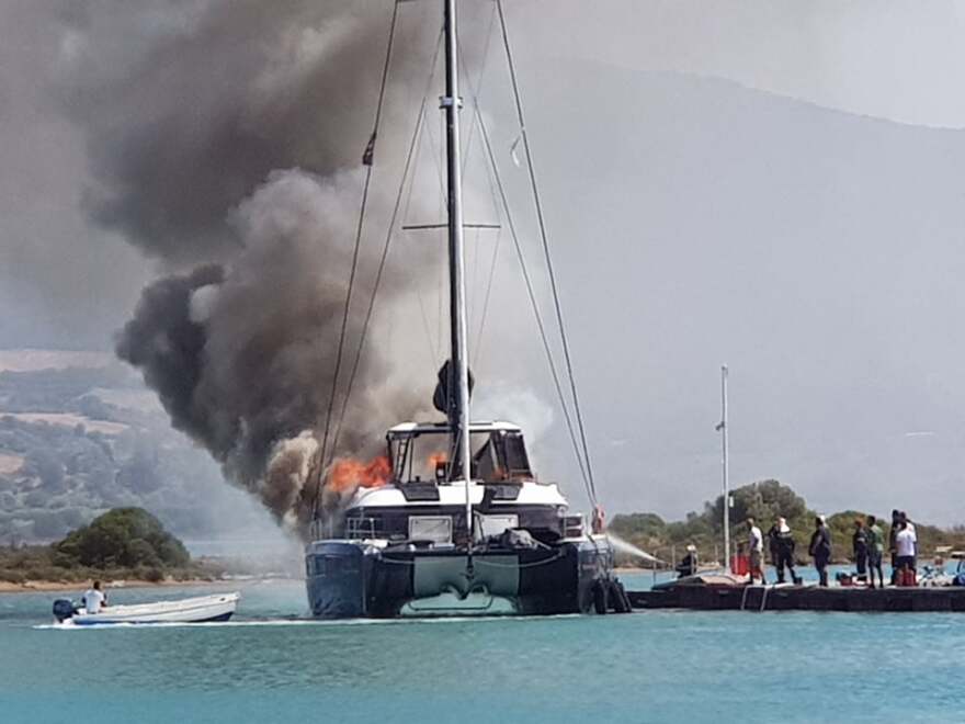 Στις φλόγες καταμαράν στη Λευκάδα - Δείτε βίντεο και φωτογραφίες