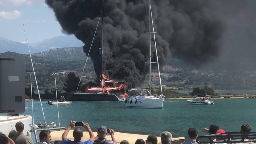 Στις φλόγες καταμαράν στη Λευκάδα - Δείτε βίντεο και φωτογραφίες