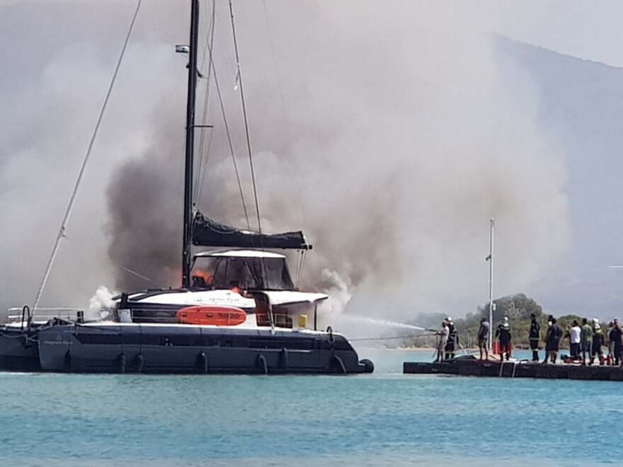 Στις φλόγες καταμαράν στη Λευκάδα - Δείτε βίντεο και φωτογραφίες