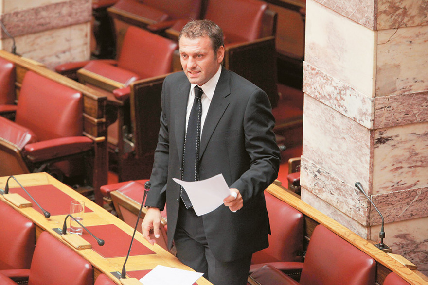 Γιώργος Ανατολάκης: Από τα γήπεδα και τη Βουλή, κούριερ στη Θηβών