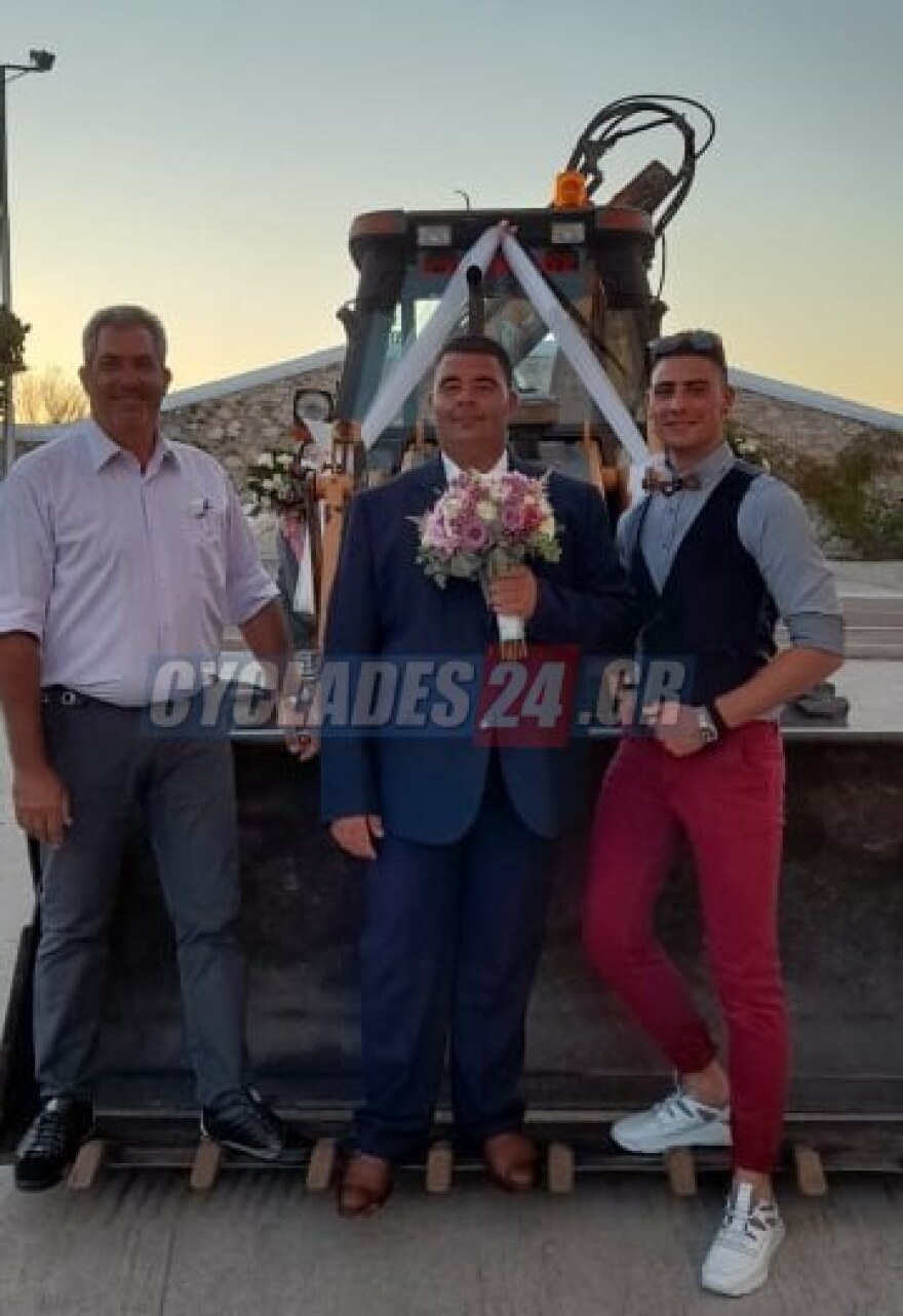 Σύρος: Εντυπωσιακή άφιξη γαμπρού με ... μπουλντόζα - Βίντεο