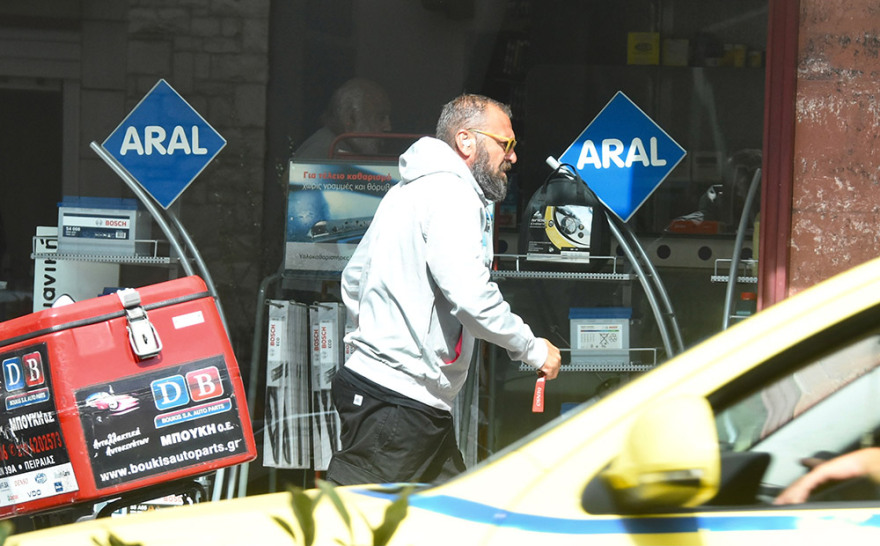 Γιώργος Ανατολάκης: Από τα γήπεδα και τη Βουλή, κούριερ στη Θηβών